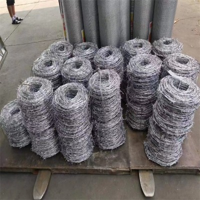 河北刺鐵絲隔離柵廠家供應(yīng)六安綠色刺鐵絲滁州綠色有刺鐵絲網(wǎng)